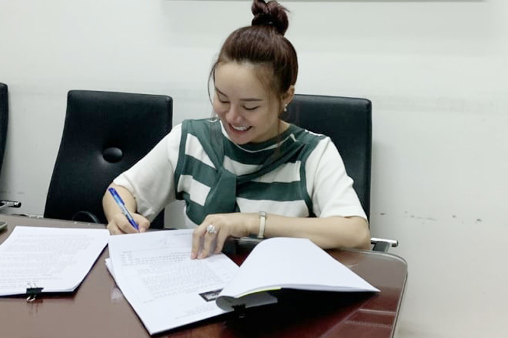 Ca sĩ Vy Oanh nộp đơn đề nghị khởi tố bà Nguyễn Phương Hằng - VietNamNet