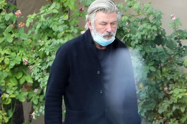 Alec Baldwin tiều tụy khi gặp chồng, con trai nữ quay phim bị bắn chết