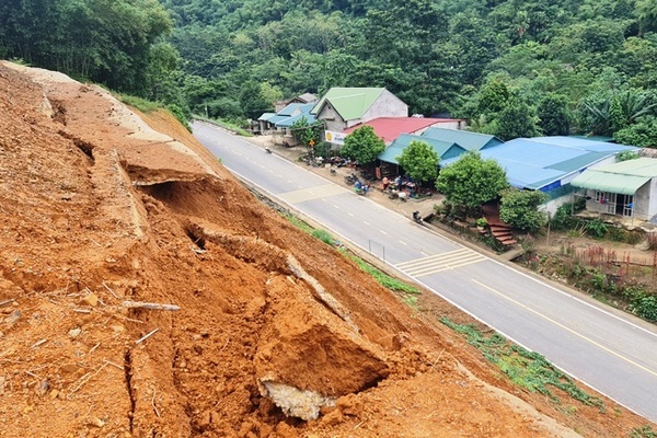 Ta luy trên quốc lộ nứt gẫy sau mưa dài, dân vừa bám nhà vừa lo chạy