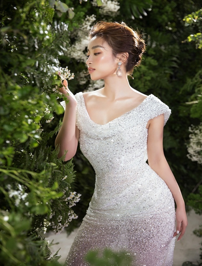 Đỗ Mỹ Linh hóa cô dâu trong váy cưới của NTK Lê Thanh Hoà