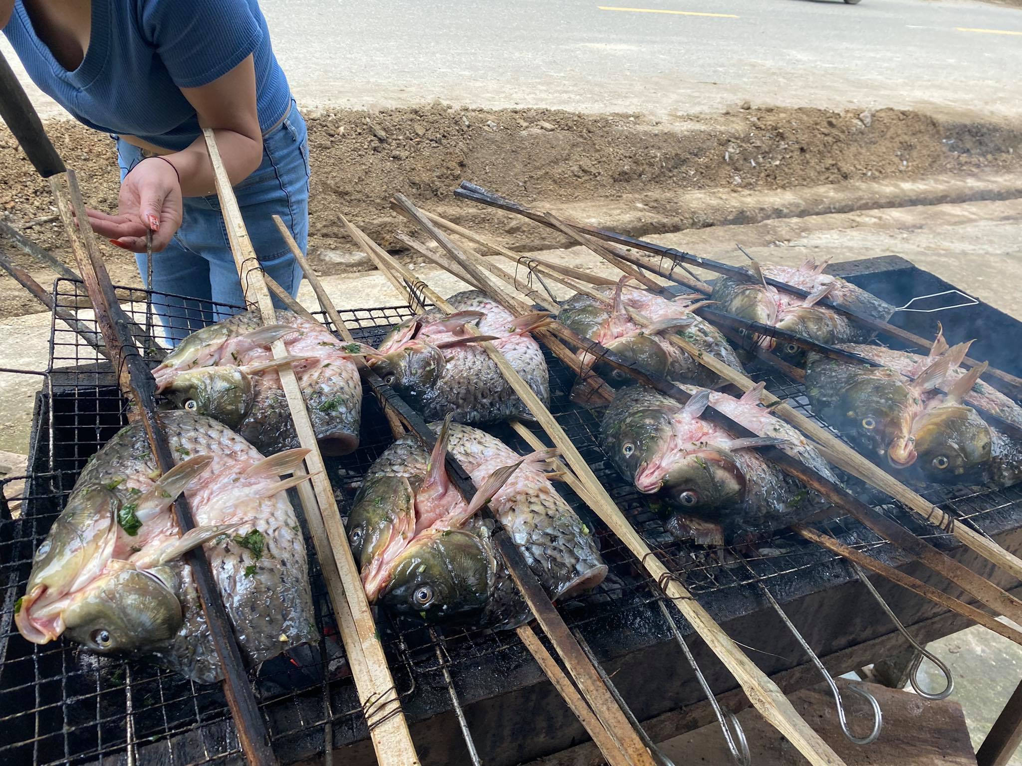 Mang đặc sản 'ám khói' về Hà Nội, ngày 'nổ' trăm đơn, thu tiền chục triệu