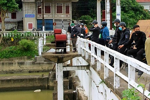 Bé trai 8 tuổi mất tích khi đuổi theo bóng bay xuống sông