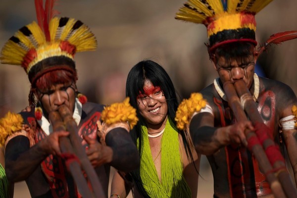 Đám ma 'đầy màu sắc' của tù trưởng bộ lạc ở Amazon qua đời vì Covid-19