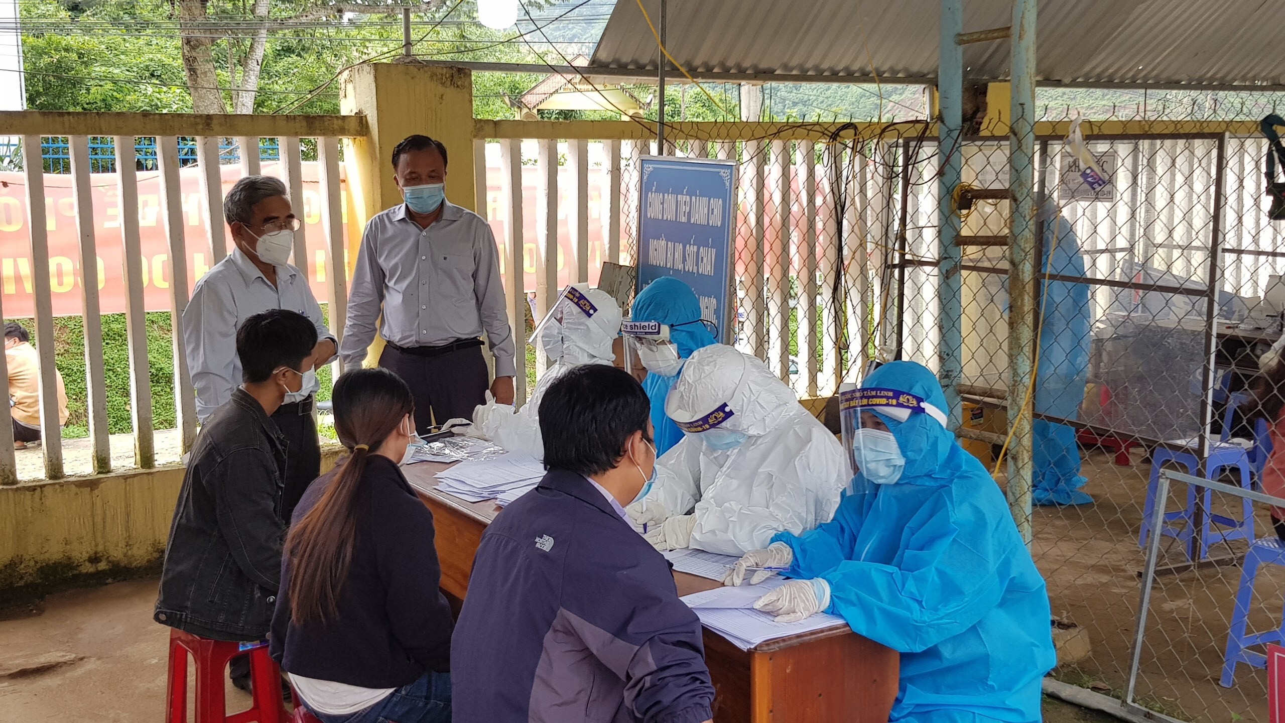 Ca nhiễm Covid-19 liên tục tăng, Quảng Nam phong tỏa gấp hàng loạt hộ dân
