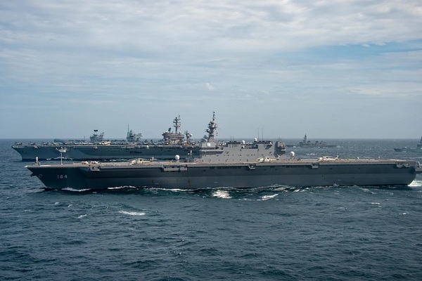 Uy lực tàu sân bay Nhật tập trận trên Biển Đông