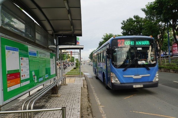 Khách khó đi taxi ở Tân Sơn Nhất, TP.HCM tính đưa xe buýt vào ‘giải cứu’