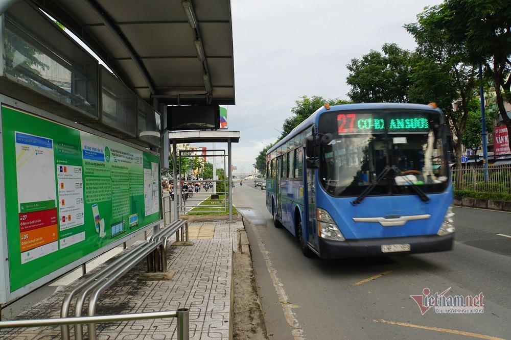 Khách khó đi taxi ở Tân Sơn Nhất, TP.HCM tính đưa xe buýt vào ‘giải cứu’