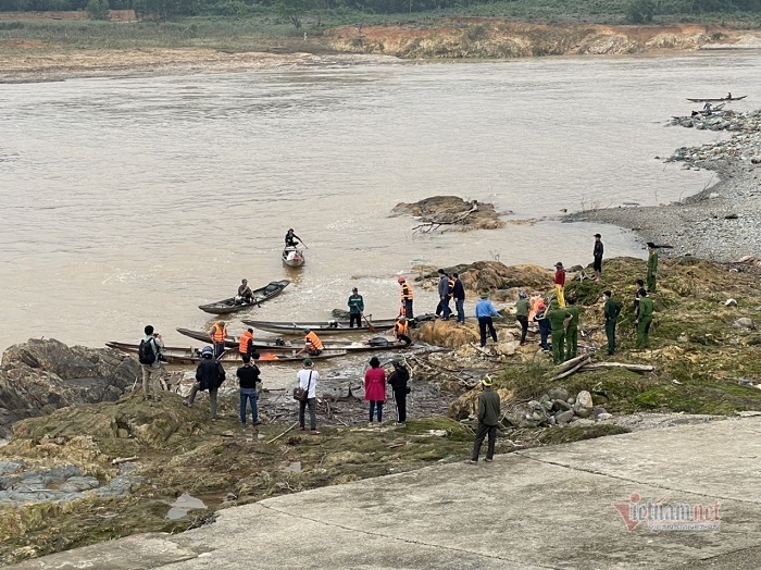 Cứu thành công Phó giám đốc Sở và 6 người gặp nạn trên sông Thạch Hãn