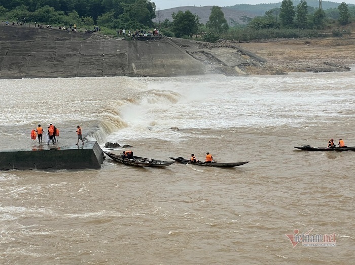 Cứu thành công Phó giám đốc Sở và 6 người gặp nạn trên sông Thạch Hãn