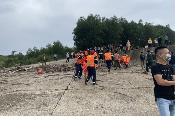 Cứu thành công Phó giám đốc Sở và 6 người gặp nạn trên sông Thạch Hãn