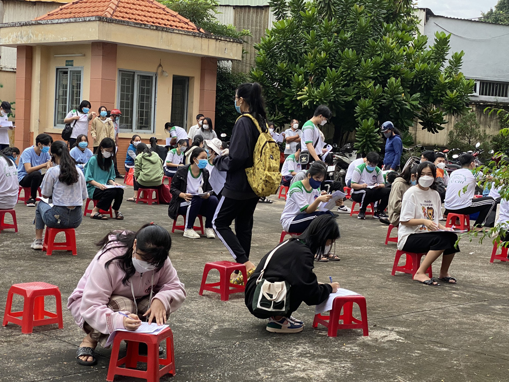 Đang tiêm vắc xin Covid-19 cho 1.200 học sinh huyện Củ Chi