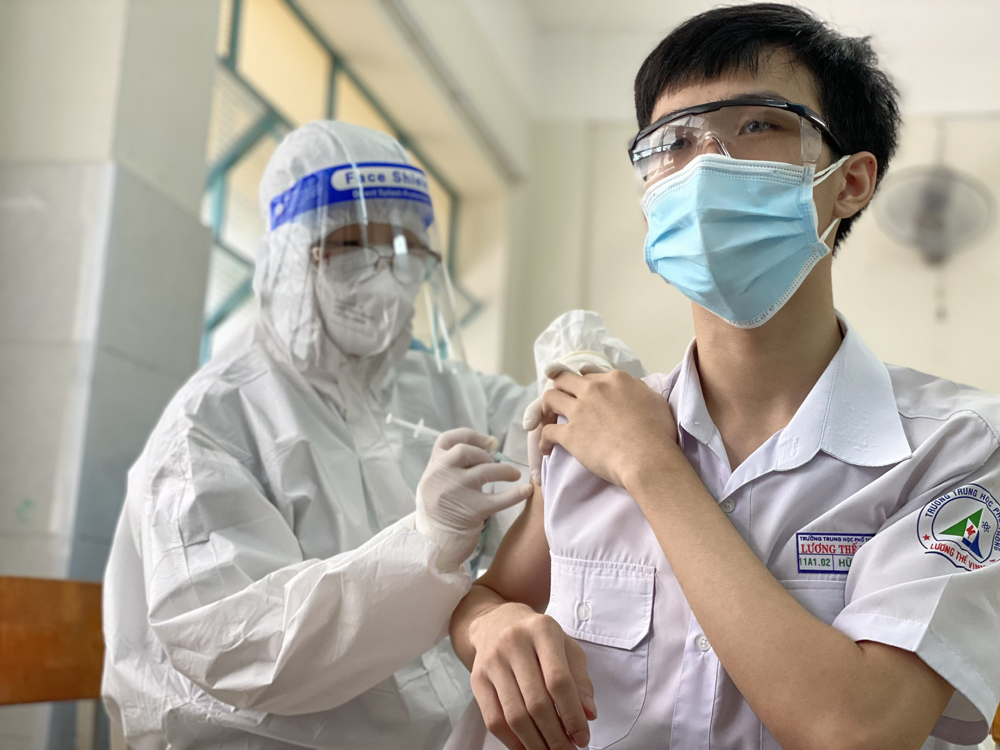 Thủ tướng: Bộ Y tế, Bộ Quốc phòng hỗ trợ địa phương tiêm vắc xin nhanh nhất