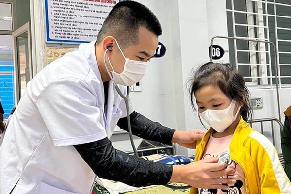 Ăn mì tôm, bé gái 8 tuổi bị sốc phản vệ, phải nhập viện cấp cứu