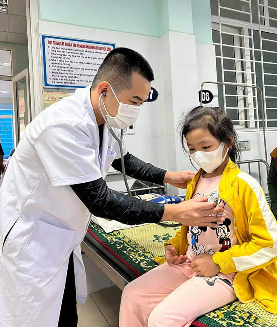 Ăn mì tôm, bé gái 8 tuổi bị sốc phản vệ, phải nhập viện cấp cứu