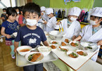 Giáo dục Nhật Bản: Trẻ mẫu giáo chia cơm, lớp 1 dọn sân bóng rổ