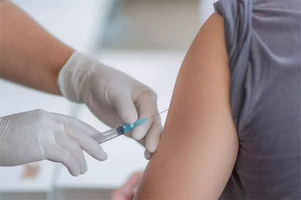 Tiêm vắc xin có ngăn ngừa lây Covid-19 cho người khác?