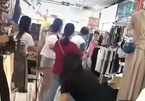 Vì chiếc váy hơn 2 triệu, chồng đánh vợ giữa cửa hàng