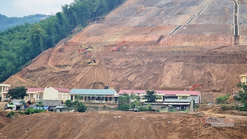 Thanh Hóa: Sở và huyện bất nhất về việc nhà thầu đổ đất xuống sông Mã