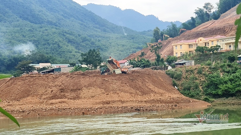 Vụ đổ đất thải xuống sông ở Thanh Hóa, lãnh đạo huyện xác nhận đổ đúng vị trí