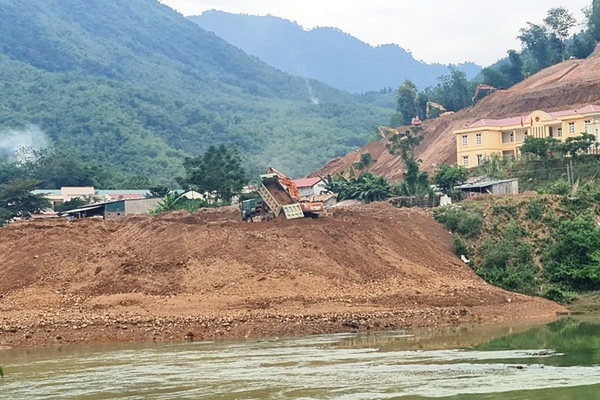 Sửa công trình sạt lở ở Thanh Hóa, đơn vị xử lý lén gạt đất thải xuống sông