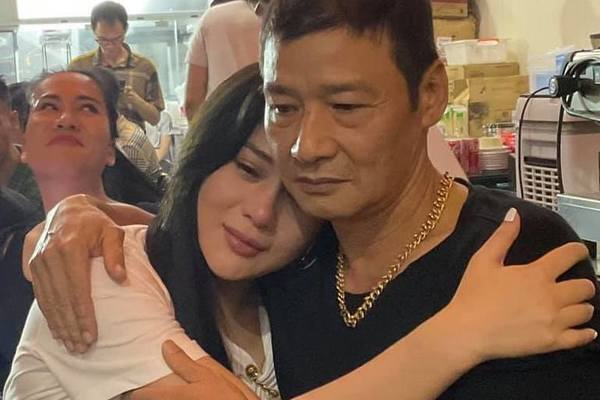 Phương Oanh ôm Võ Hoài Nam khóc ngày chia tay 'Hương vị tình thân'