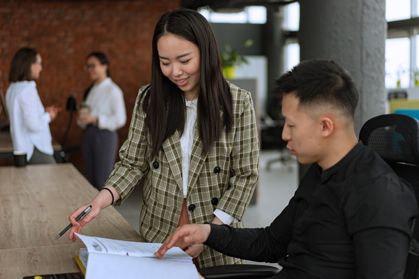 Có nên làm việc cho bạn bè?