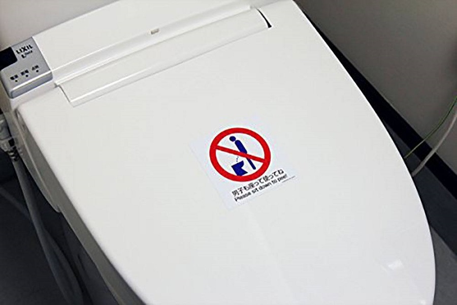Vì sao đàn ông Nhật Bản thích đi tiểu ngồi