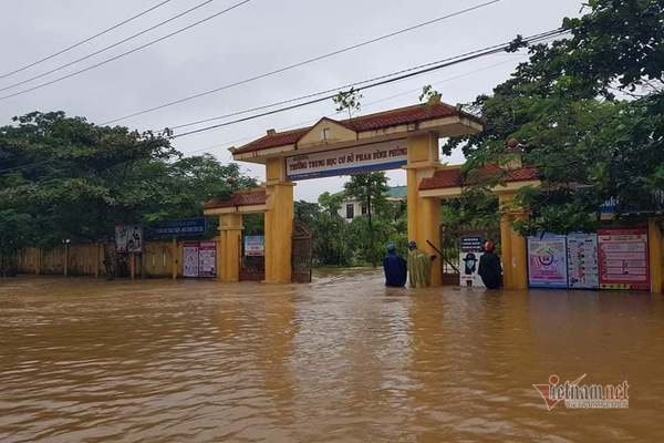 Giải cứu hàng trăm học sinh mắc kẹt do nước dâng bất ngờ