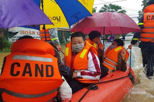 Cứu hộ hàng trăm học sinh mắc kẹt giữa biển nước