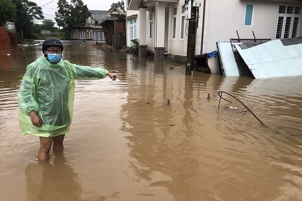 Dòng nước đục ngầu tràn về, gây ngập nhiều nhà dân ở Quảng Trị