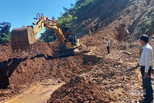 Sạt lở nghiêm trọng trên đường Hồ Chí Minh qua tỉnh TT-Huế
