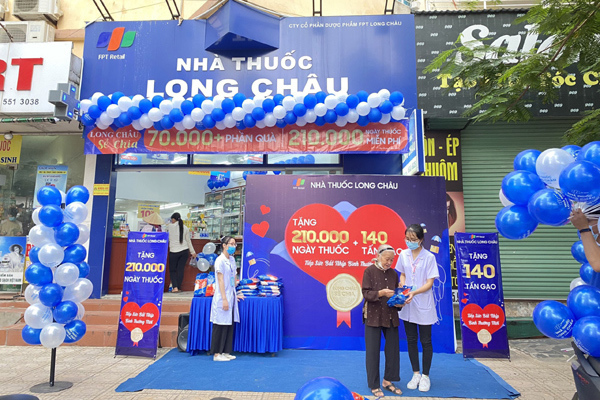 Nhà thuốc FPT Long Châu tặng 70.000 phần quà cho người dân khó khăn