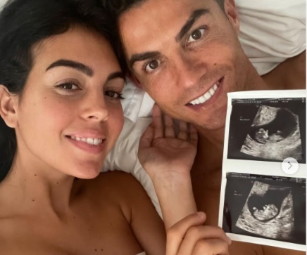 Ronaldo khoe bạn gái bầu song thai, sắp đông con nhất giới cầu thủ