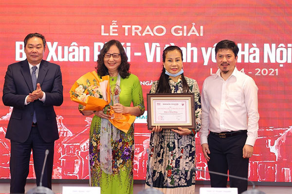 Bui Xuan Phai Awards honour musician Hong Dang