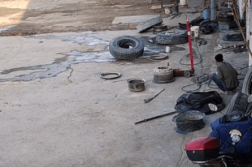 Bơm lốp quá đà, nam nhân viên dính đòn