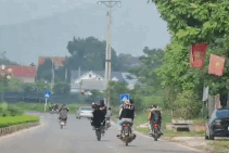 Clip nhóm 'quái xế' dàn hàng, bốc đầu gây khiếp sợ ở Vĩnh Phúc