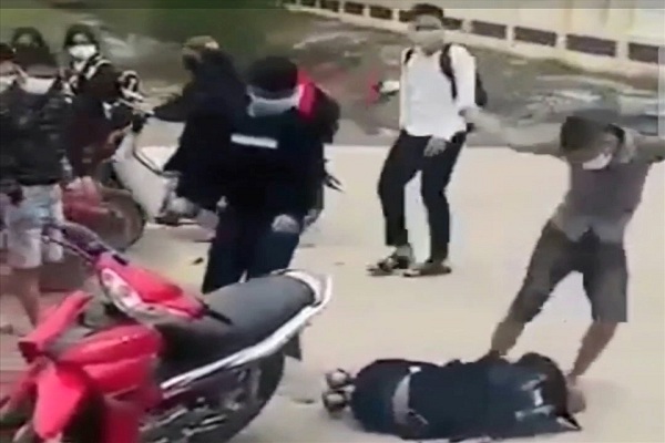 Nam sinh lớp 12 bị đánh dã man trước cổng trường