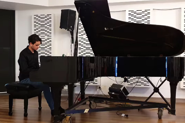 Con trai MC Anh Tuấn chơi đàn tiễn biệt ông nội