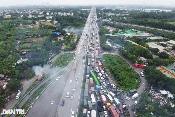 Đường trên cao Hà Nội tắc cứng 10 km gần nửa ngày vì 4 ô tô tông nhau