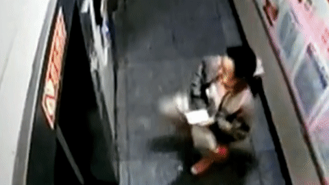 Hành động khó coi của 1 phụ nữ trong thang máy chung cư