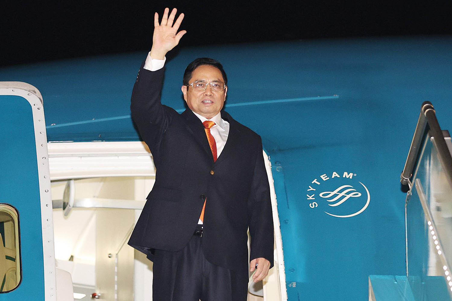 Thủ tướng lên đường tham dự COP26 ở Anh và thăm chính thức Pháp