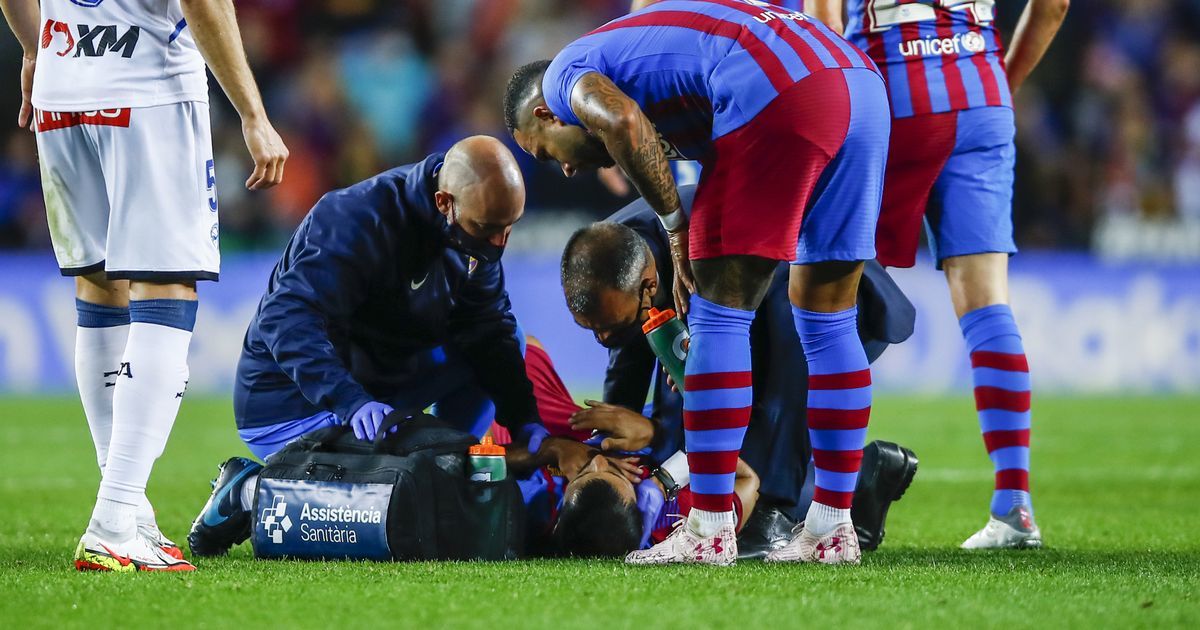 Sergio Aguero ôm ngực trên sân, nhập viện gấp