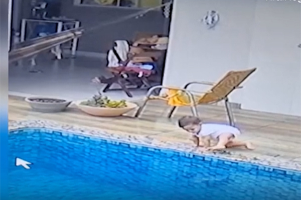 Bé 14 tháng tuổi suýt đuối nước trong bể bơi khiến cư dân mạng giận dữ