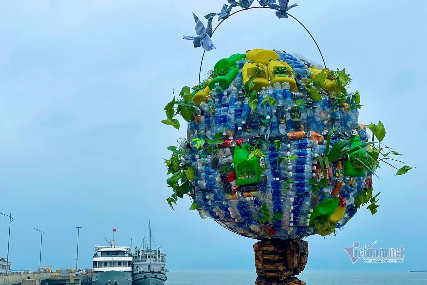 Ngắm tác phẩm điêu khắc 'Halong Zero Waste - Hạ Long không rác thải'