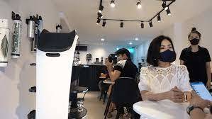 Lần đầu tiên ở TP.HCM có robot hầu bàn thực khách