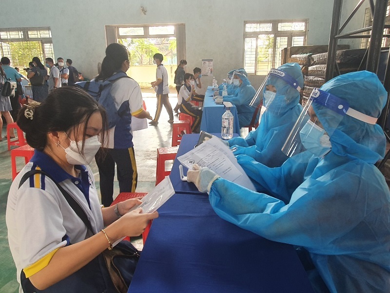 Hàng chục nghìn học sinh ở Bình Dương tiêm vắc xin Covid-19