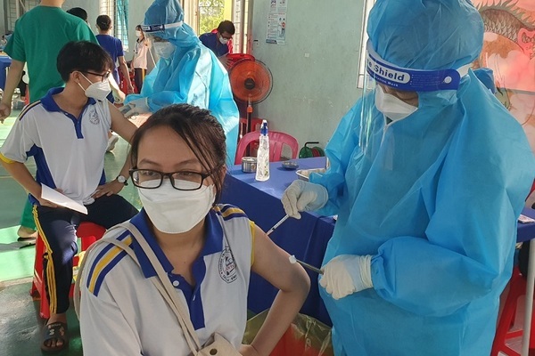 Hàng chục nghìn học sinh ở Bình Dương tiêm vắc xin Covid-19