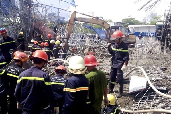 Rơi xuống đất khi đang thi công, hai công nhân tử vong