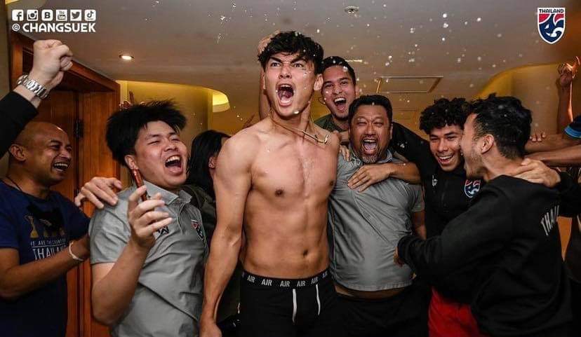 Được U23 Lào 'tặng' vé, U23 Thái Lan ăn mừng như vô địch châu Á
