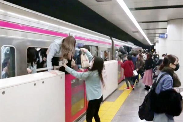 Tokyo náo loạn vì vụ phóng hỏa, tấn công trên tàu điện ngầm